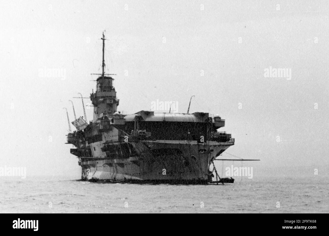 AJAX VINTAGE PICTURE LIBRARY. MAI 1937. SPITHEAD, ENGLAND. - HMS COURAGEOUS, URSPRÜNGLICH 1916 ALS BATTLE-CRUISER GESTARTET, 1924 ZUM FLUGZEUGTRÄGER UMGEBAUT, 1938 ZUM TRAININGSTRÄGER ERNANNT, WAR AM 20. MAI 1937 BEI DER KRÖNUNGSFLOTTENÜBERPRÜFUNG BEI SPITHEAD FÜR KÖNIG GEORG VI. ANWESEND DAS ERSTE BRITISCHE KRIEGSSCHIFF, DAS IM SEPTEMBER 1939 VON DEM DEUTSCHEN U-BOOT U-29 AUF EINER ANTI-U-BOOT-PATROUILLE VOR IRLAND VERSENKT WURDE. FOTO:AJAX VINTAGE PICTURE LIBRARY REF:50 22 29 Stockfoto