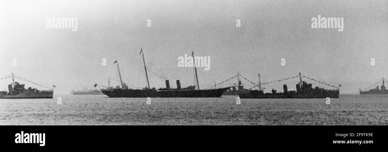 AJAXNETPHOTO. MAI 1937. SPITHEAD, PORTSMOUTH, ENGLAND. - ROYAL YACHT - HMY VICTORIA & ALBERT III (MITTE) MIT KÖNIG GEORGE VI BEGANN DIE ÜBERPRÜFUNG VON KRIEGSSCHIFFEN, DIE BEI SPITHEAD FÜR DIE KRÖNUNGSFLOTTE ZUSAMMENGESTELLT WURDEN. FOTO: AJAX VINTAGE PICTURE LIBRARY. REF:37 29 40 Stockfoto