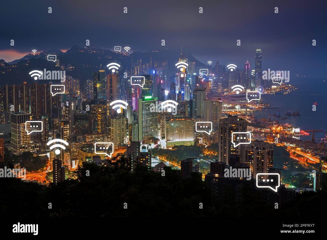 Beleuchtete Wolkenkratzer auf Hong Kong Island in Hong Kong, China, bei Dämmerung. Drahtlose Netzwerkverbindung, WLAN, Smart City und Online-Messaging-Konzept. Stockfoto