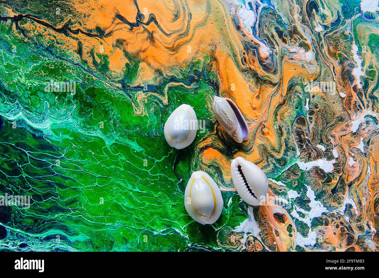 Muscheln auf einem hellen Hintergrund. Acryl-Gießen Stockfoto