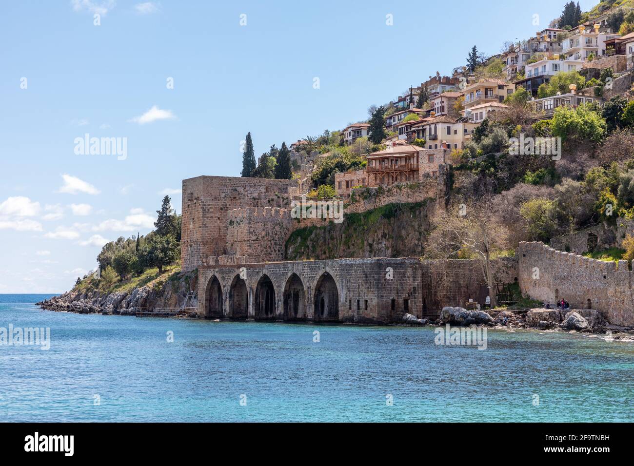 Hochwinkelansicht von der alten Werft im Inneren der Burg von Alanya in Alanya, Antalya, Türkei am 3. April 2021. Stockfoto