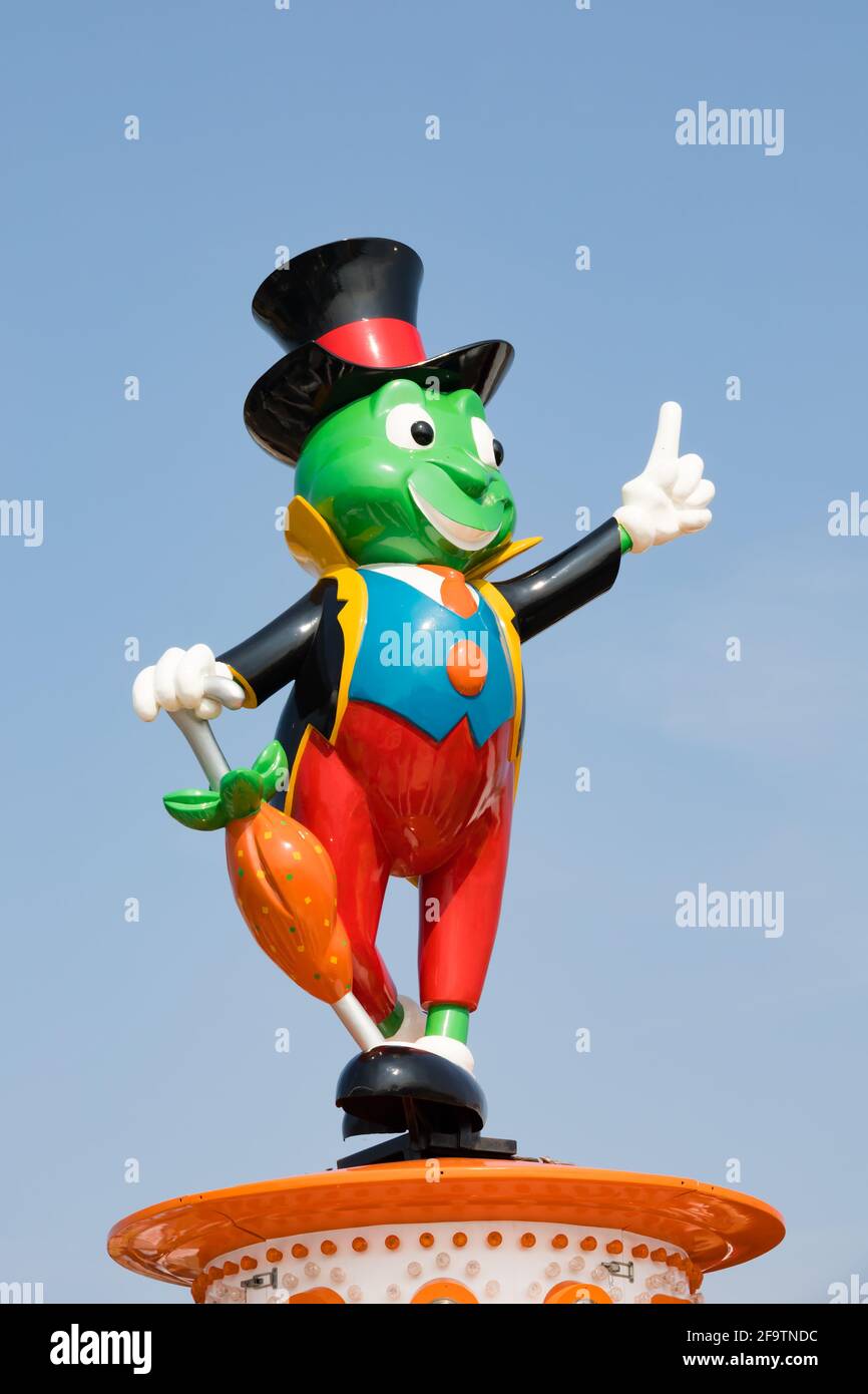 Verlassen wegen Covid 19. Fahrt mit Cricket-Kraken von Jiminy. Fun Fair Ride im Rainbow Park Amusements, Hunstanton, Norfolk, England. Helter Skelter. Stockfoto