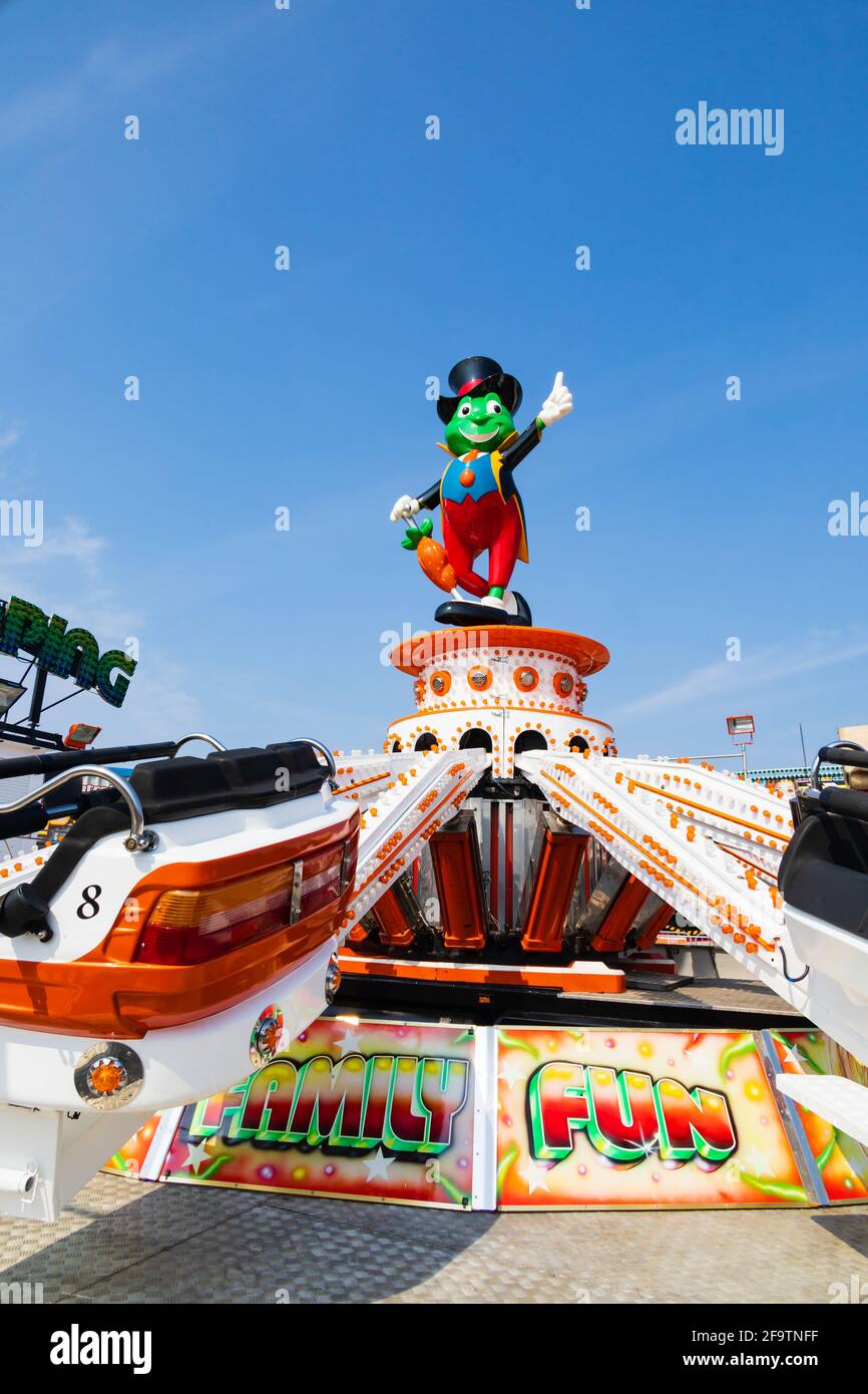 Verlassen wegen Covid 19. Fahrt mit Cricket-Kraken von Jiminy. Fun Fair Ride im Rainbow Park Amusements, Hunstanton, Norfolk, England. Helter Skelter. Stockfoto