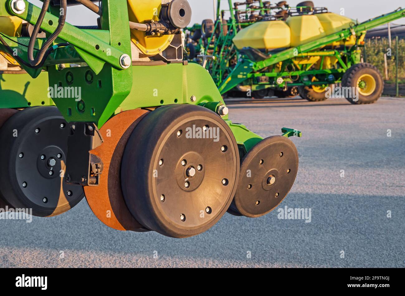 Fragment der Vorrichtung gezogene Sämaschine für die Bildung von Furchen für die Platzierung Samen für zukünftige Saisonarbeiten vorbereitet und für den Winter installiert Lagerung am Traktor Stockfoto
