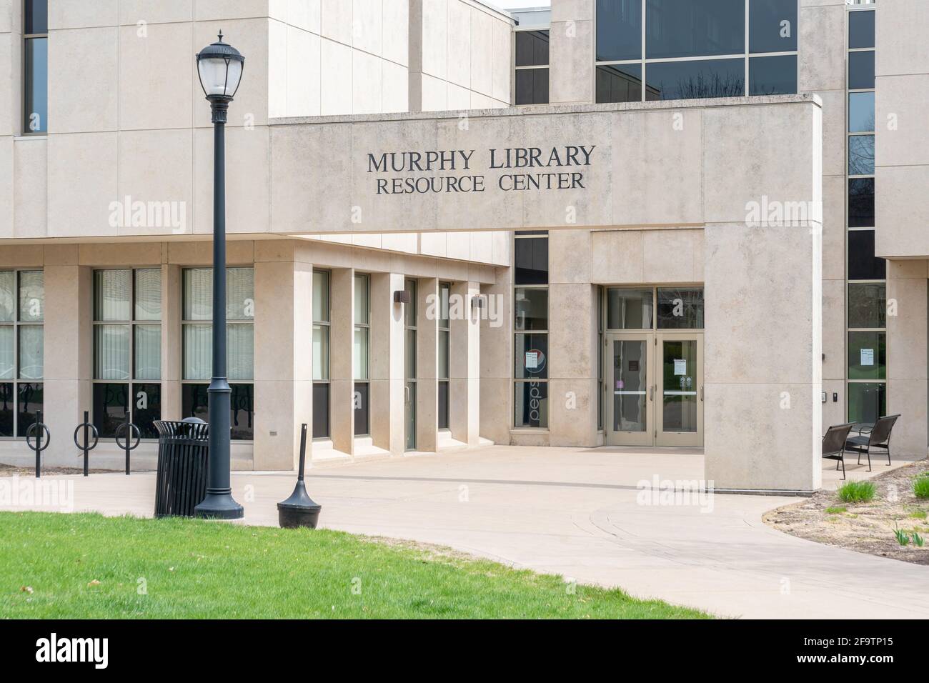 LA CROSSE, WI, USA - 17. APRIL 2021 - Murphy Library Resource Center auf dem Campus der University of Wisconsin-La Crosse. Stockfoto