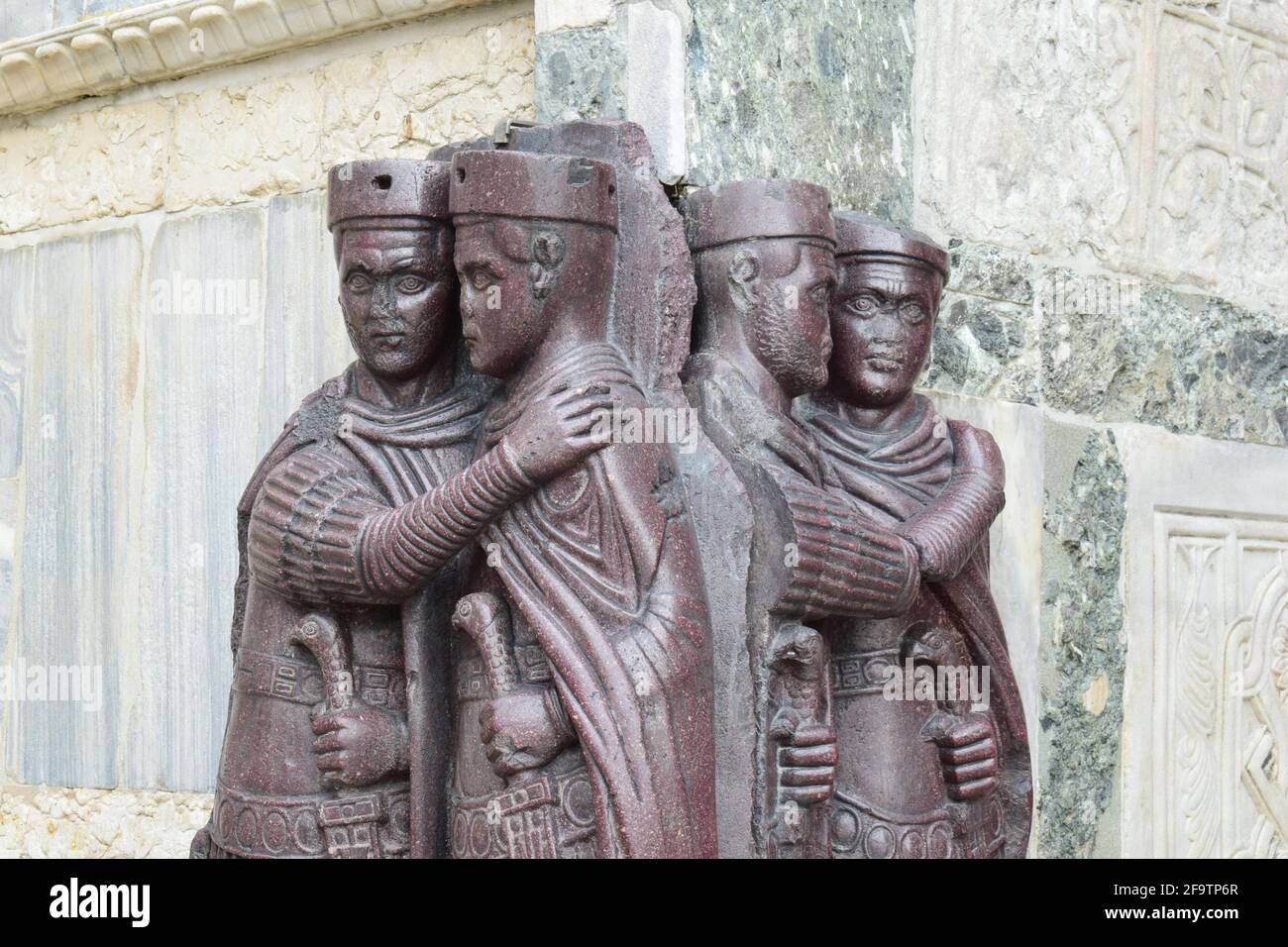 Porträt der vier Tetrarchen, eine alte Porphyr-Skulptur aus der Zeit um 300 n. Chr., an einer Ecke der façade der Markusbasilika in Venedig, Italien. Stockfoto