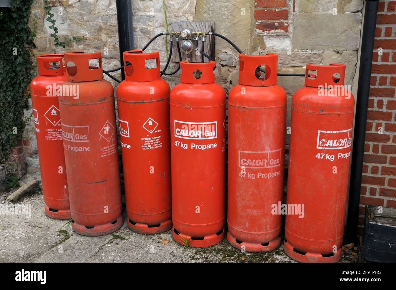 Rote 47 kg-Propangasflaschen/Kanister/Flaschen aus Calor-Gas Stockfoto