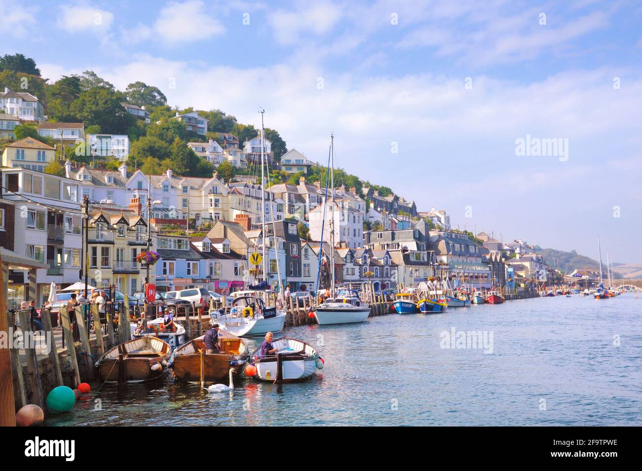 Häuser am Hang mit Blick auf den Hafen und Boote entlang des Flusses Looe, West Looe, Cornwall, England, Großbritannien Stockfoto