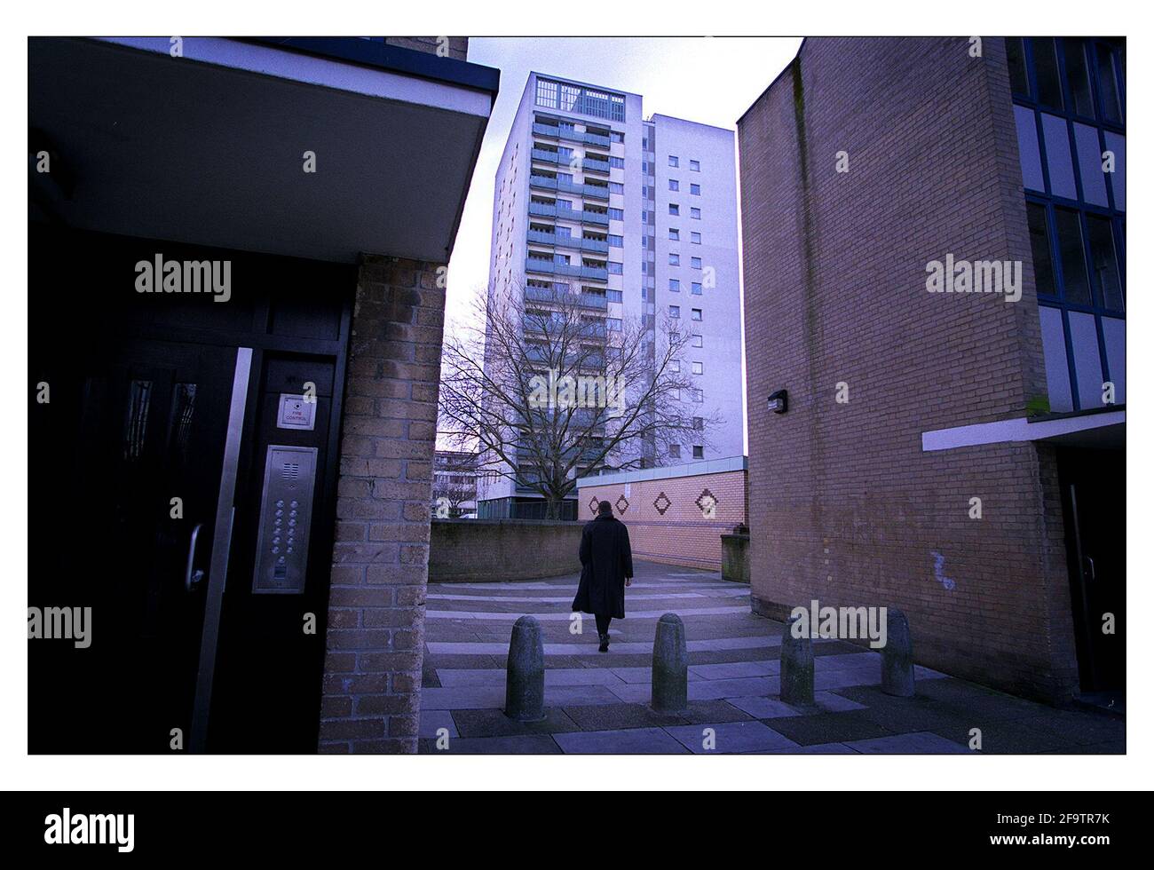 Adair Tower März 2001in Kensal Town West London... wo ein Crack-Haus von der Polizei überfallen wurde Stockfoto