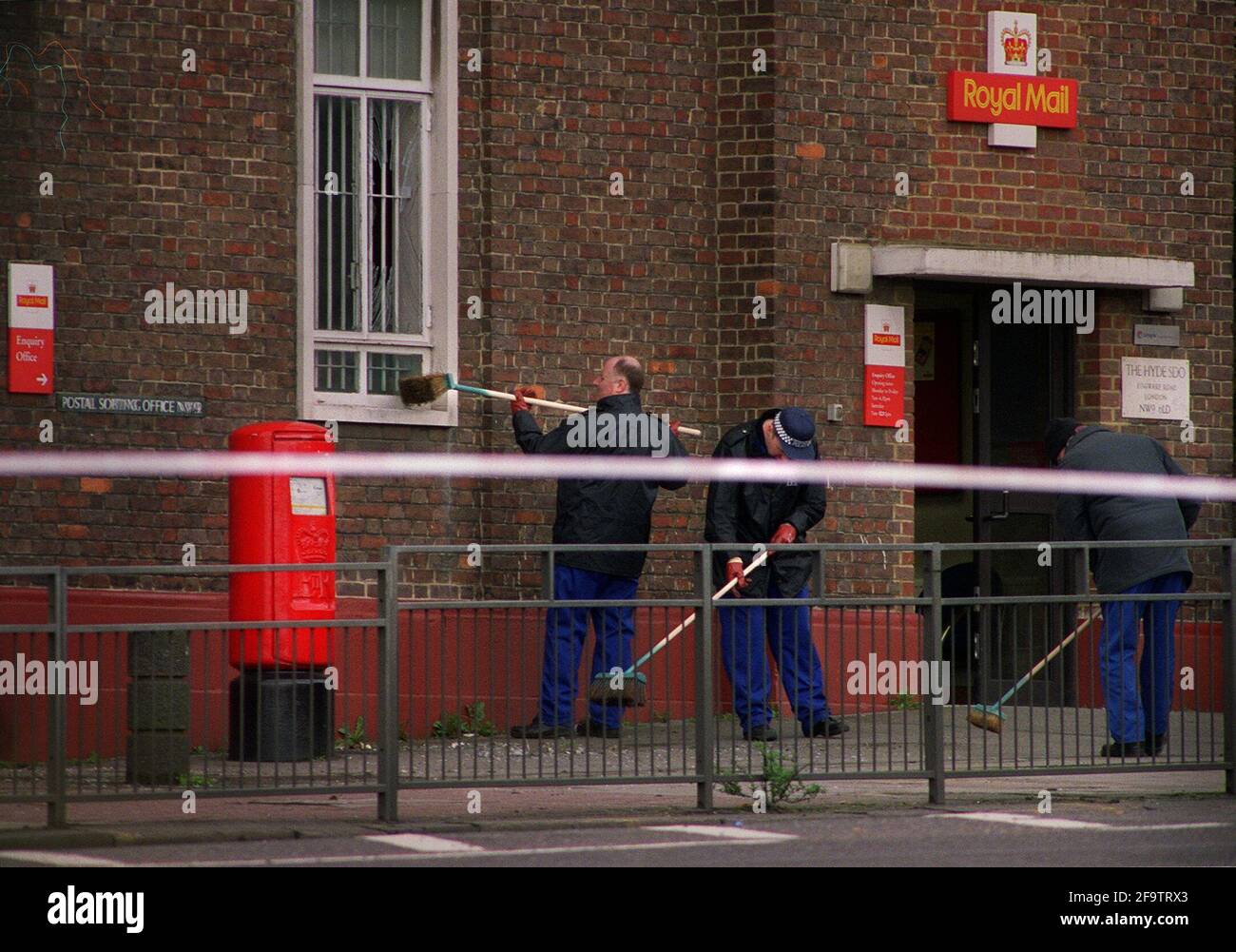 IRA Hendon Post Office Bomb 2001Police Durchsuchungen vor dem Postamt in hendon, wo eine Bombe abging. Stockfoto