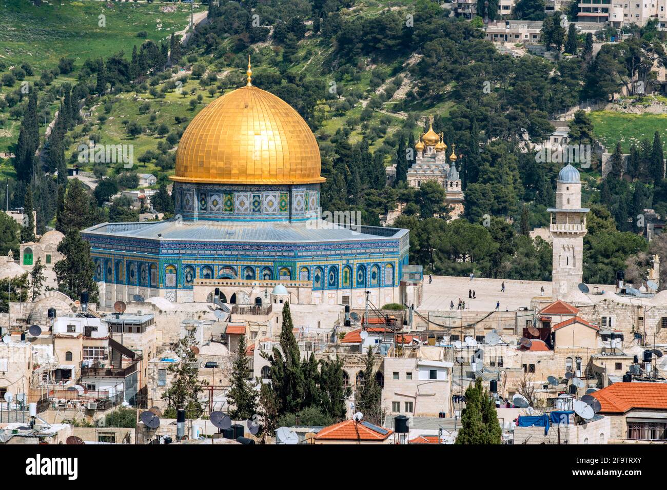 Die Kuppel des Felsens mit ihrer goldenen Kuppel auf Jerusalems Tempelberg und Ölberg mit der Kirche der heiligen Maria Magdalena, vom Turm Davids aus gesehen Stockfoto