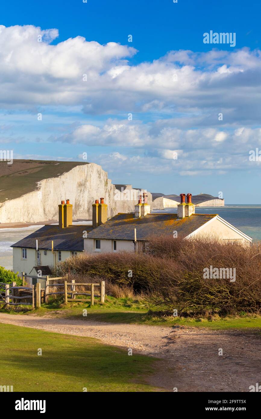 Blick auf die Klippen der Seven Sisters und die Cottages der Küstenwache von Seaford Head über den Fluss Cuckmere. Seaford, Sussex, England, Vereinigtes Königreich. Stockfoto
