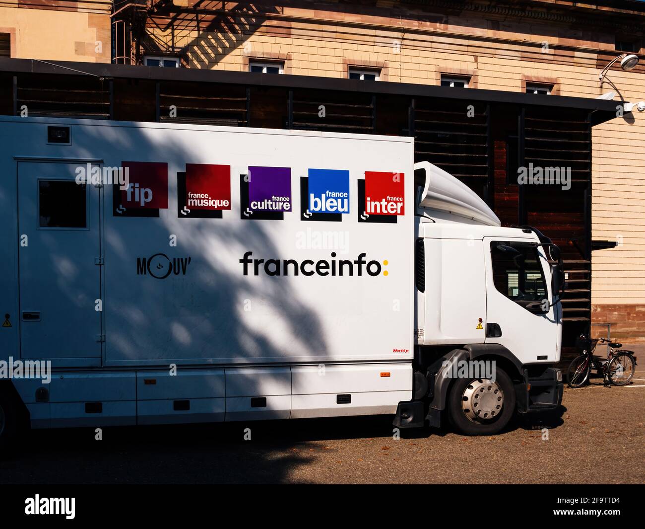 Broadcast Audio Video Truck von France Inter mit Logos von France Info, FIP  Stockfotografie - Alamy