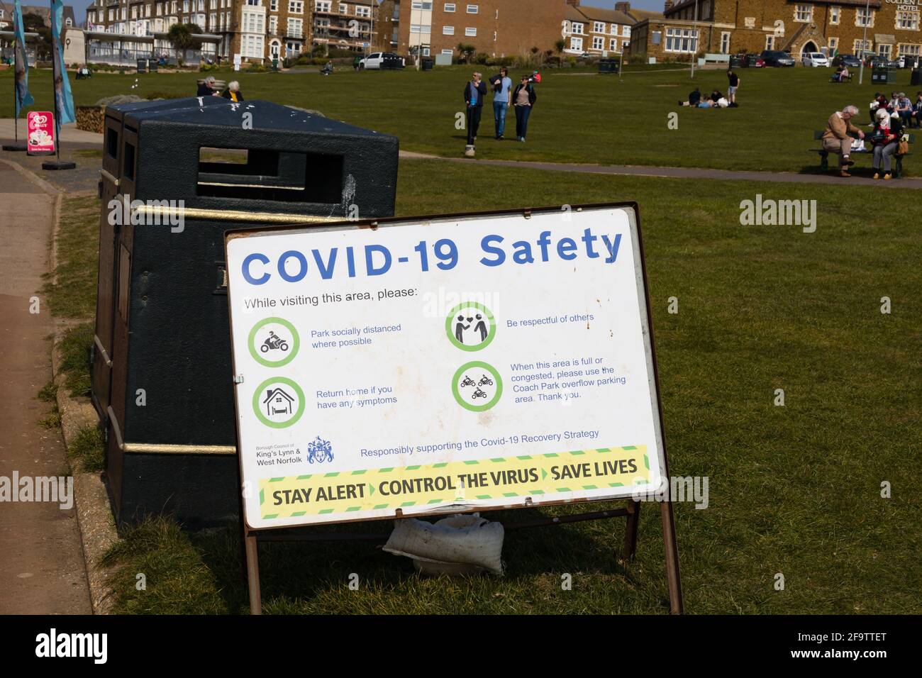Covid 19 Sicherheitsschild auf dem Green, Hunstanton, Norfolk, England. Stockfoto