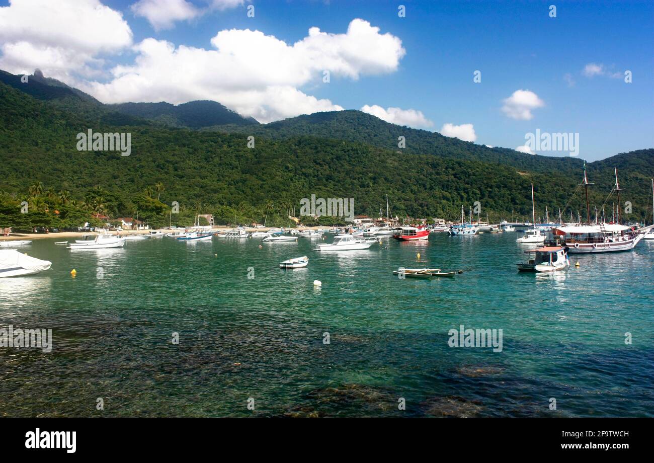 VILA DO ABRAÃO, ILHA GRANDE, RIO DE JANEIRO, BRASILIEN - 10. APRIL 2011: Panoramablick auf das Dorf von einem Boot aus. Dahinter die Berge und der Dschungel. Stockfoto