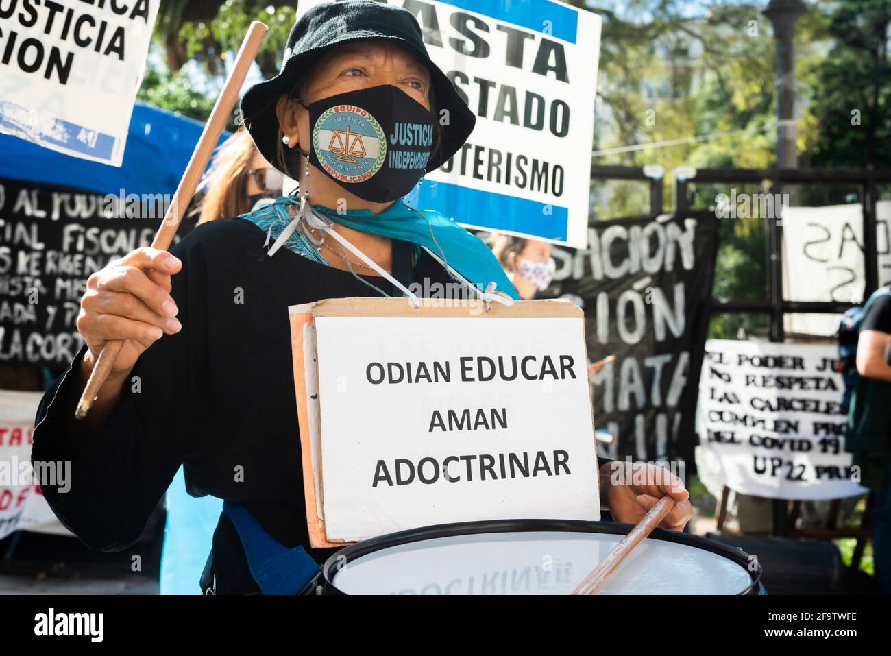Ein Demonstrator schlägt auf die Trommel und trägt ein Schild mit der Aufschrift: "Sie hassen es, zu erziehen, sie lieben es, indoktriniert zu werden." während der Demonstration hielten die selbsteinberufenen Eltern eine Demonstration vor dem Nationalgericht ab, um zu fordern, dass die Regierung trotz der neuen Covid19-Beschränkungen Schulen eröffnet. (Foto: Alejo Manuel Avila/SOPA Images/Sipa USA) Quelle: SIPA USA/Alamy Live News Stockfoto