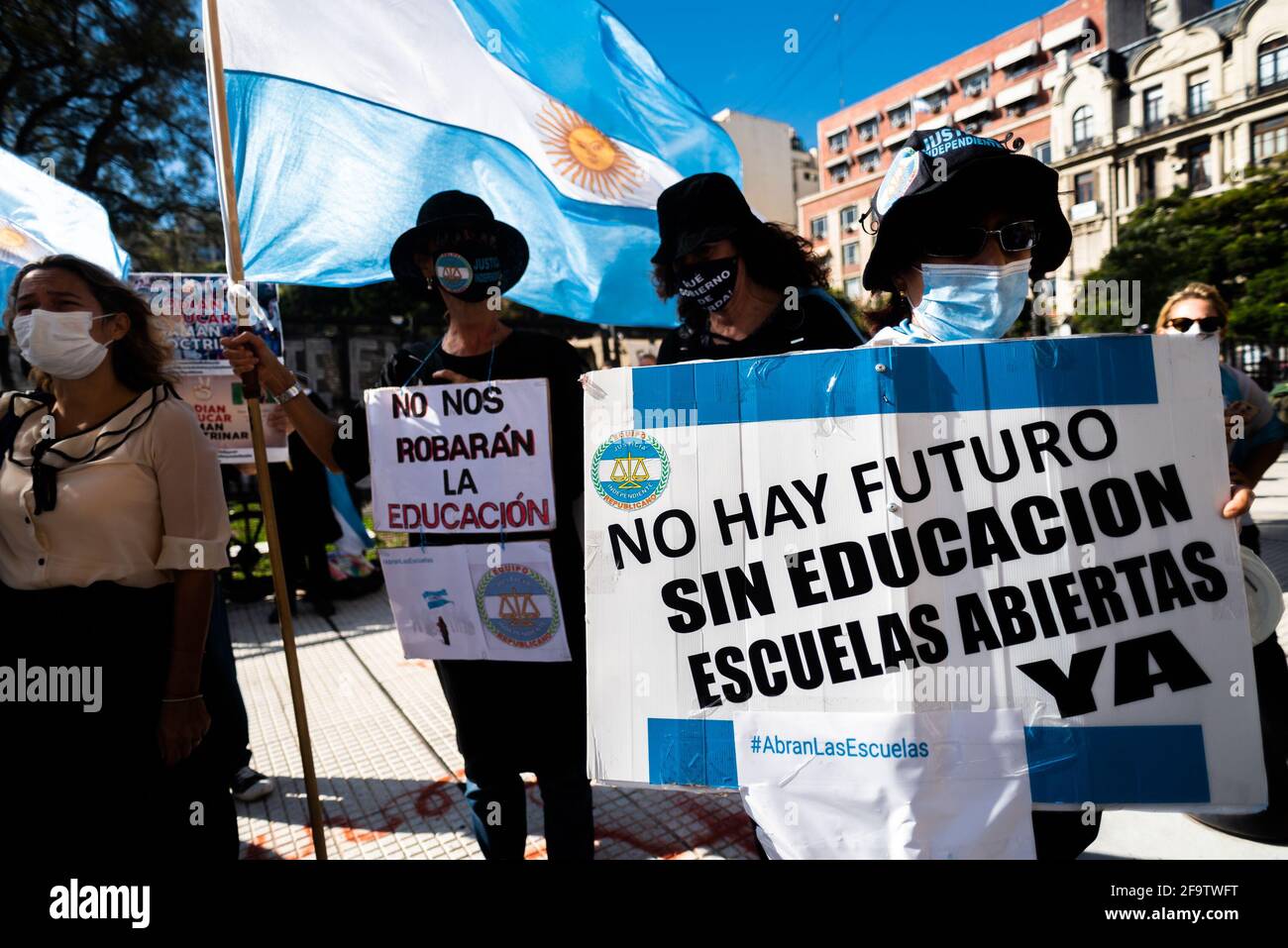Während der Demonstration sahen Frauen Schilder mit den Slogans: "Es gibt keine Zukunft ohne Bildung, Schulen sind jetzt geöffnet." die selbsteinberufenen Eltern hielten eine Demonstration vor dem Nationalgericht ab, um die Regierung zu fordern, Schulen trotz der neuen Covid19-Beschränkungen zu eröffnen. (Foto: Alejo Manuel Avila/SOPA Images/Sipa USA) Quelle: SIPA USA/Alamy Live News Stockfoto