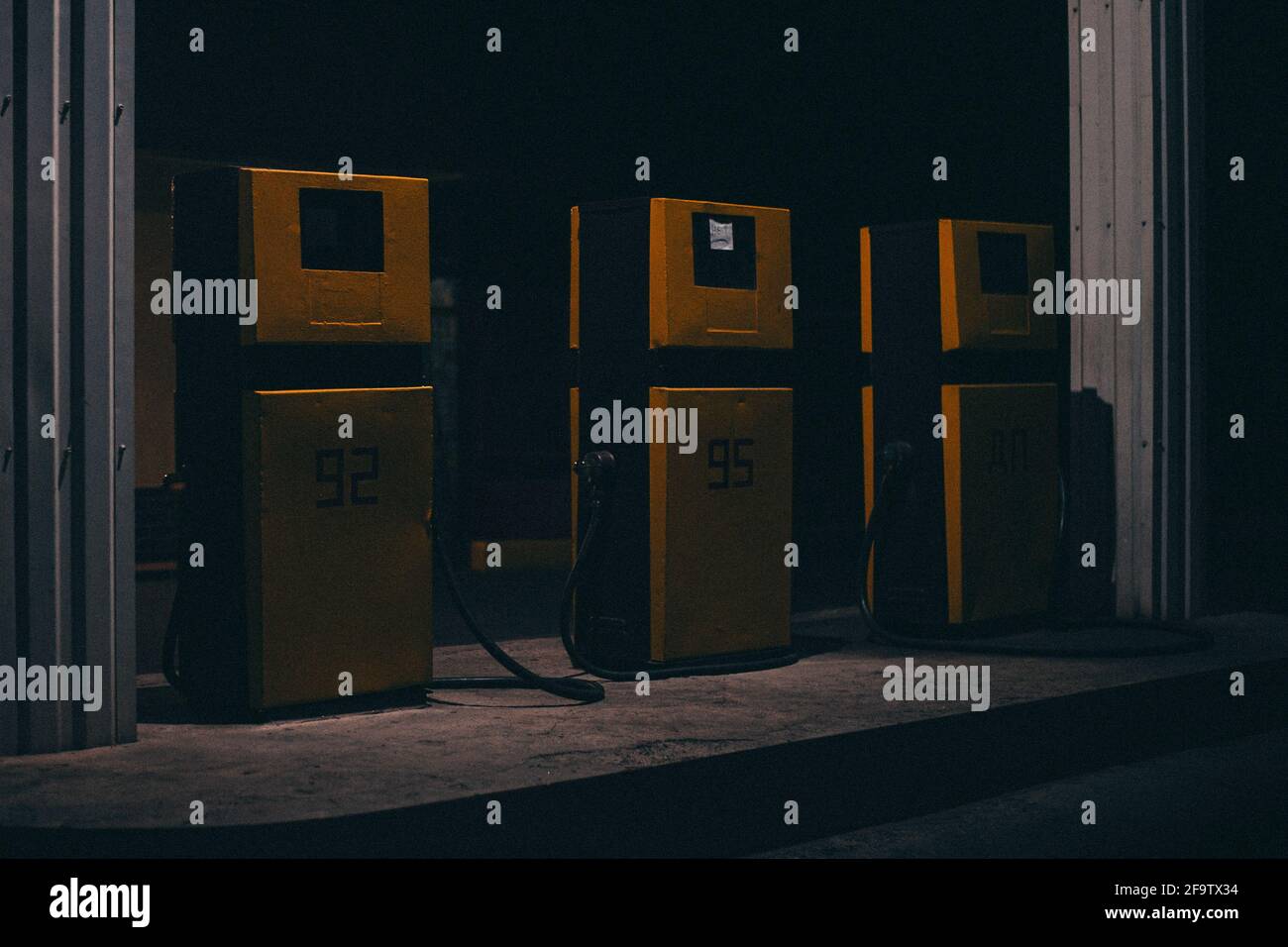 Nachtfoto einer alten verlassenen Tankstelle im Retro-Stil. Stockfoto