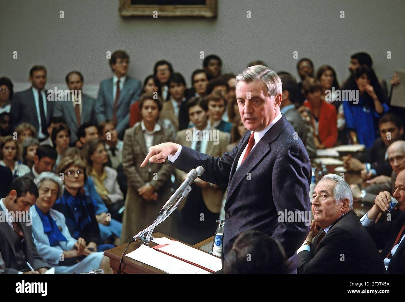 Washington DC, USA, 4. Oktober 1984 der demokratische Präsidentschaftsanwärter Walter Mondale, standing, Rep. Peter Rodino, D-N.J., der New Yorker Bürgermeister Edward Koch, saß während einer Pressekonferenz in der Hauptstadt hinter Mondale. Der ehemalige Vizepräsident sagte, er werde eine Flut von Betäubungsmitteln in die Vereinigten Staaten bekämpfen, indem er einen föderalen Drogenzaren ernennt, das Militär dazu benutzt, illegale Drogenteimporte zu stoppen und Exportnationen zu bestrafen, die nicht zusammenarbeiten werden Stockfoto