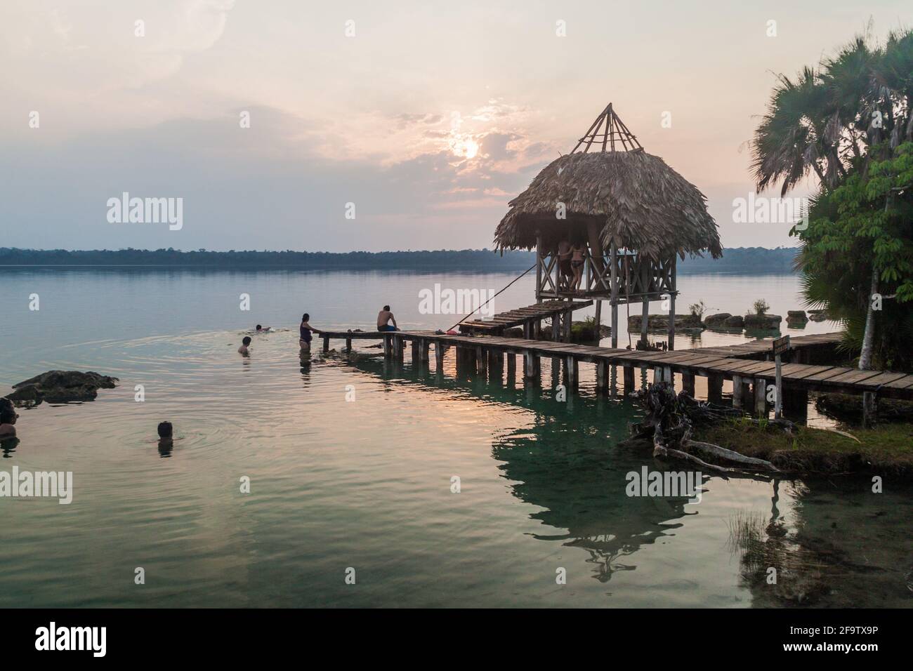 LAGUNA LACHUA, GUATEMALA - 17. MÄRZ 2016: Die Menschen genießen das Baden im Laguna Lachua See, Guatemala Stockfoto