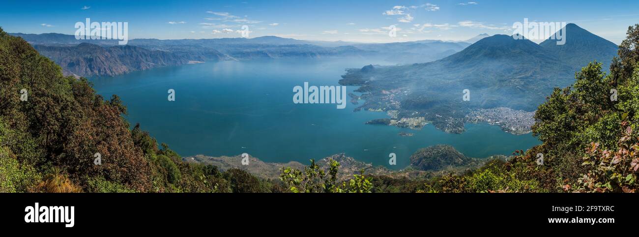 Atitlan See in Guatemala, aufgenommen vom Vulkan San Pedro. Vulkane Cerro de Oro, Toliman, Atitlan auf der rechten Seite. Stockfoto Atitlan See in Guatemala, aufgenommen vom Vulkan San Pedro. Vulkane Cerro de Oro, Toliman, Atitlan auf der rechten Seite. Stockfoto