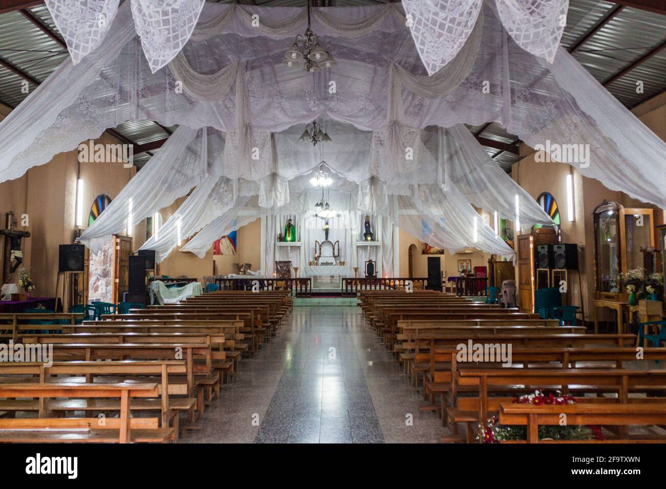 SAN MARCOS LA LAGUNA, GUATEMALA - 24. MÄRZ 2016: Innenraum einer Kirche im Dorf San Marcos La Laguna, Guatemala Stockfoto