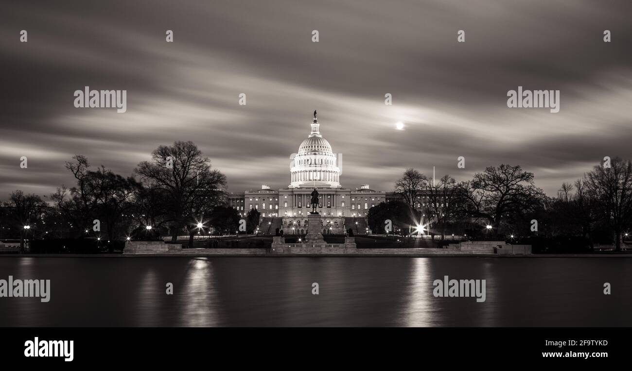 Mondaufgang über dem Capitol Building, Washington DC Stockfoto