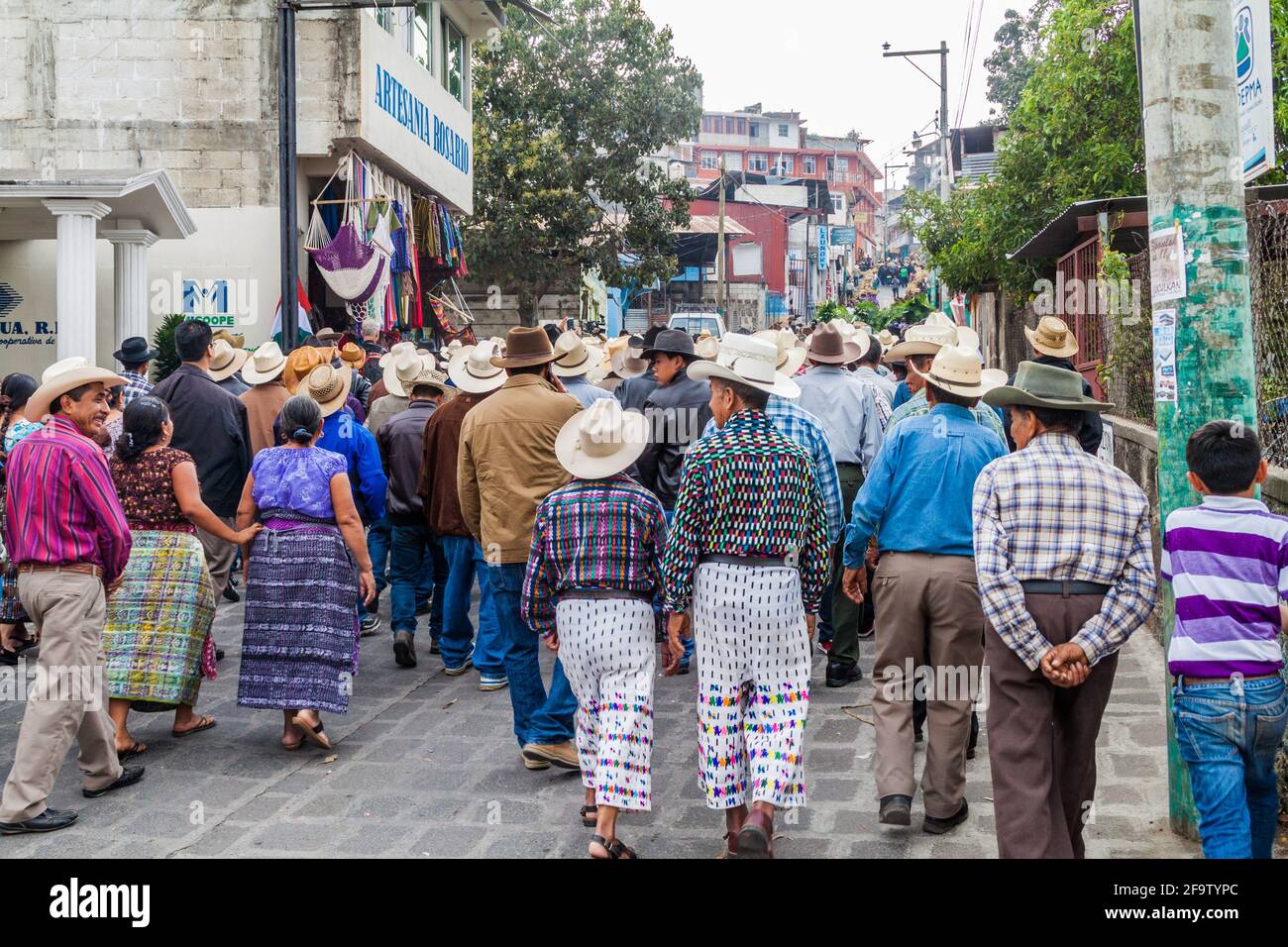 SAN PEDRO LA LAGUNA, GUATEMALA - 23. MÄRZ 2016: Die Bewohner des Dorfes San Pedro La Laguna nehmen an einer Prozession vor Ostern Teil. Stockfoto