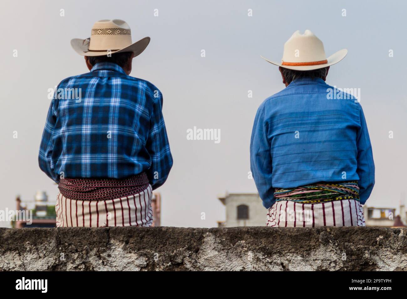 SANTIAGO ATITLAN, GUATEMALA - 23. MÄRZ 2016: Indigene Männer tragen traditionelle Kleidung dieses Dorfes. Stockfoto
