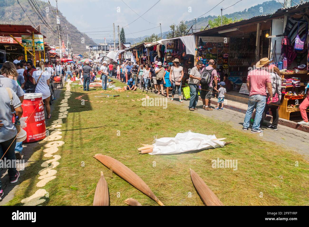 PANAJACHEL, GUATEMALA - 25. MÄRZ 2016: Menschen schmücken Osterteppiche im Dorf Panajachel, Guatemala Stockfoto