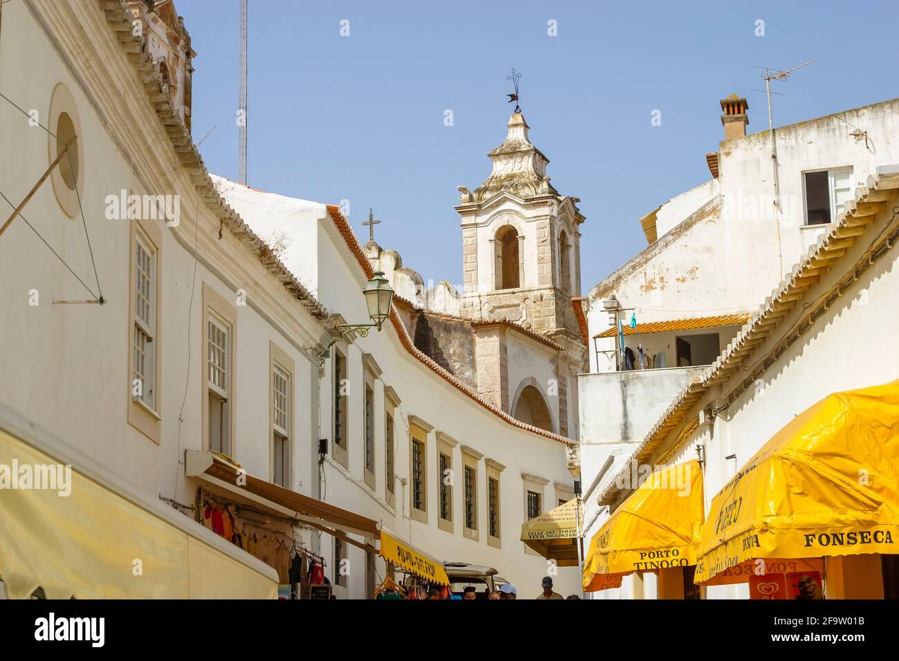 Glockenturm der barocken St.-Antonius-Kirche (Igreja de Santo Antonio) aus dem 18. Jahrhundert, Lagos, eine beliebte historische Stadt an der Algarve im Südwesten Portugals Stockfoto