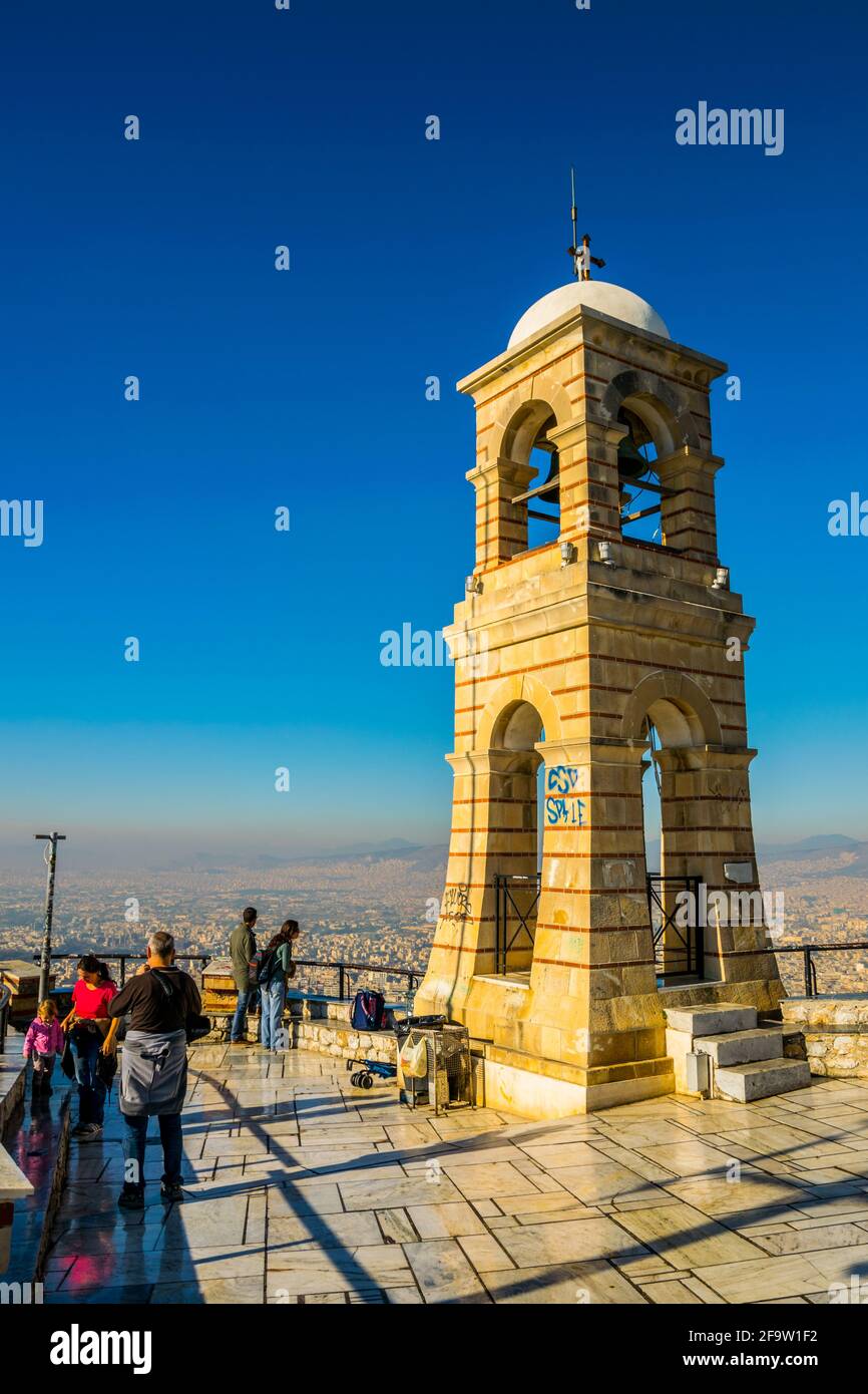 ATHEN, GRIECHENLAND, 10. DEZEMBER 2015: Eine Gruppe von Touristen bewundert Athen von der Spitze des Lycabetus-Hügels aus Stockfoto