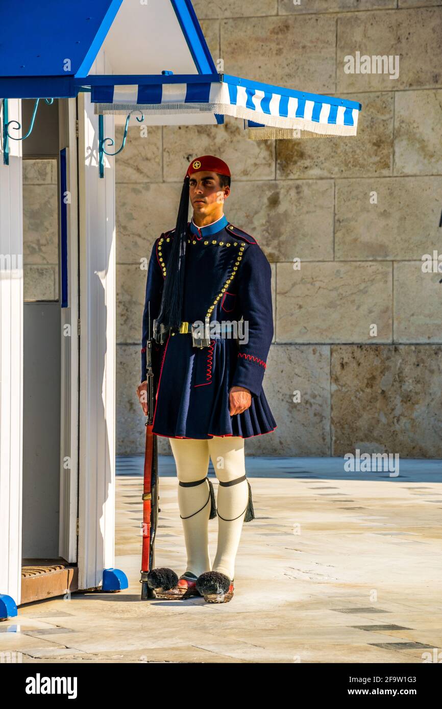 ATHEN, GRIECHENLAND, 10. DEZEMBER 2015: Die Wachablösung findet vor dem griechischen Parlamentsgebäude statt Stockfoto