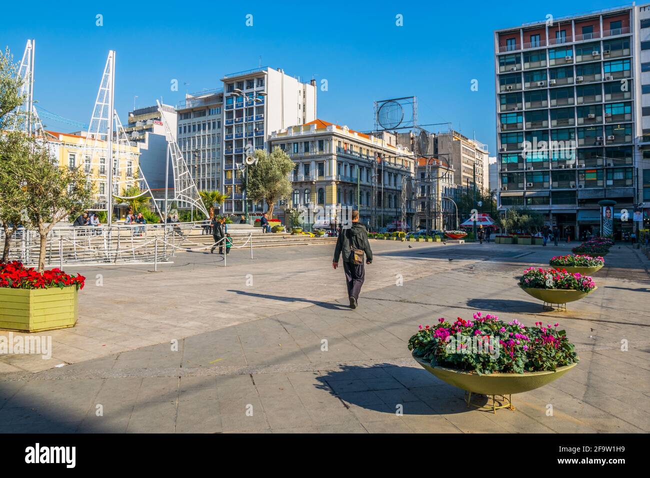 ATHEN, GRIECHENLAND, 10. DEZEMBER 2015: Die Menschen passieren den omonia-Platz in athen Stockfoto