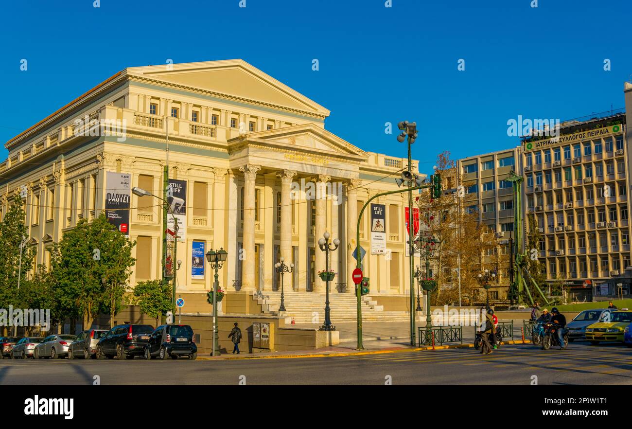 ATHEN, GRIECHENLAND, 10. DEZEMBER 2015: Das Gebäude des Stadttheaters von Piräus. Stockfoto