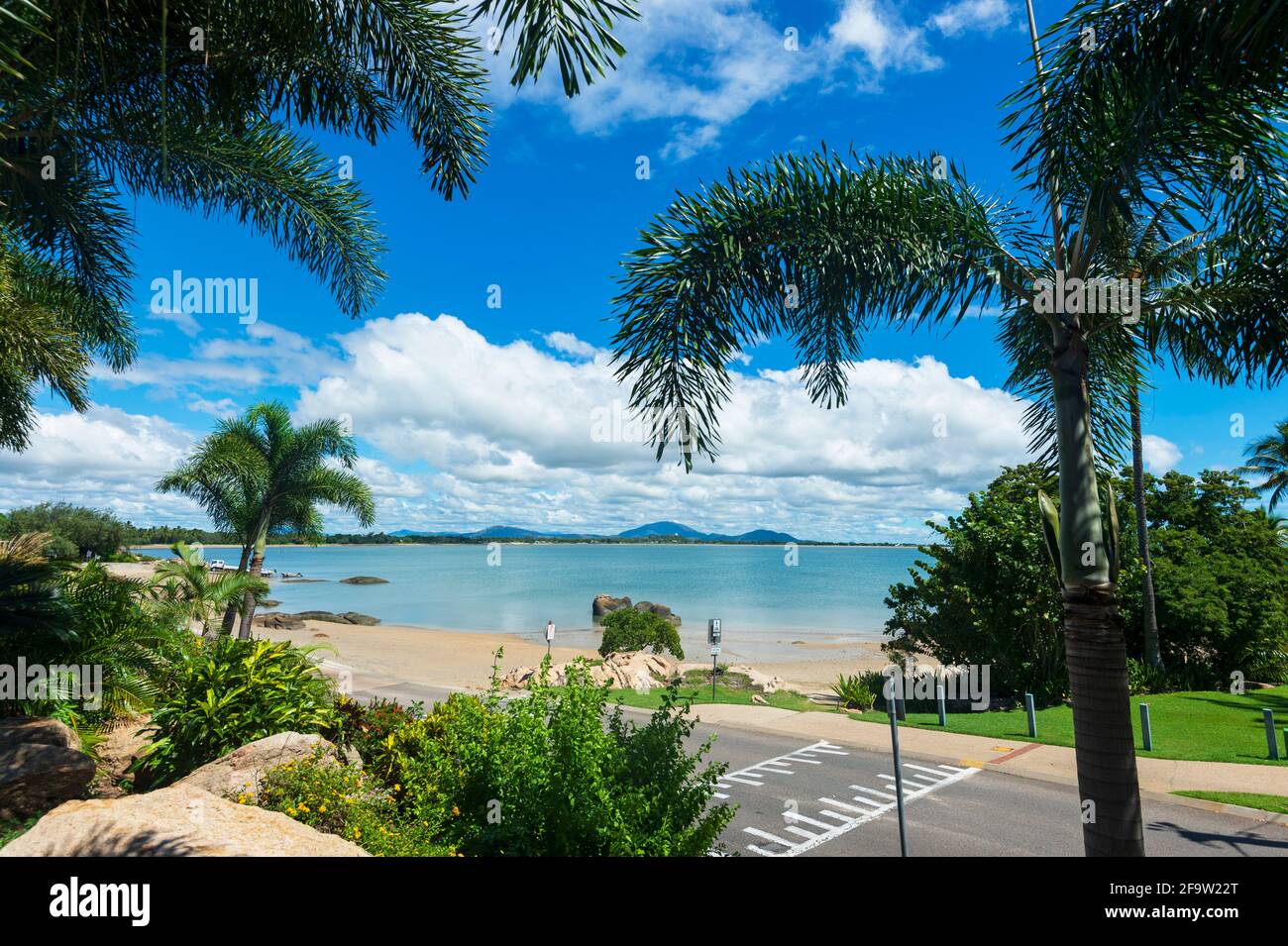 Malerischer Blick über den Strand von Queens Bay in Horseshoe Bay, Bowen, Queensland, QLD, Australien Stockfoto