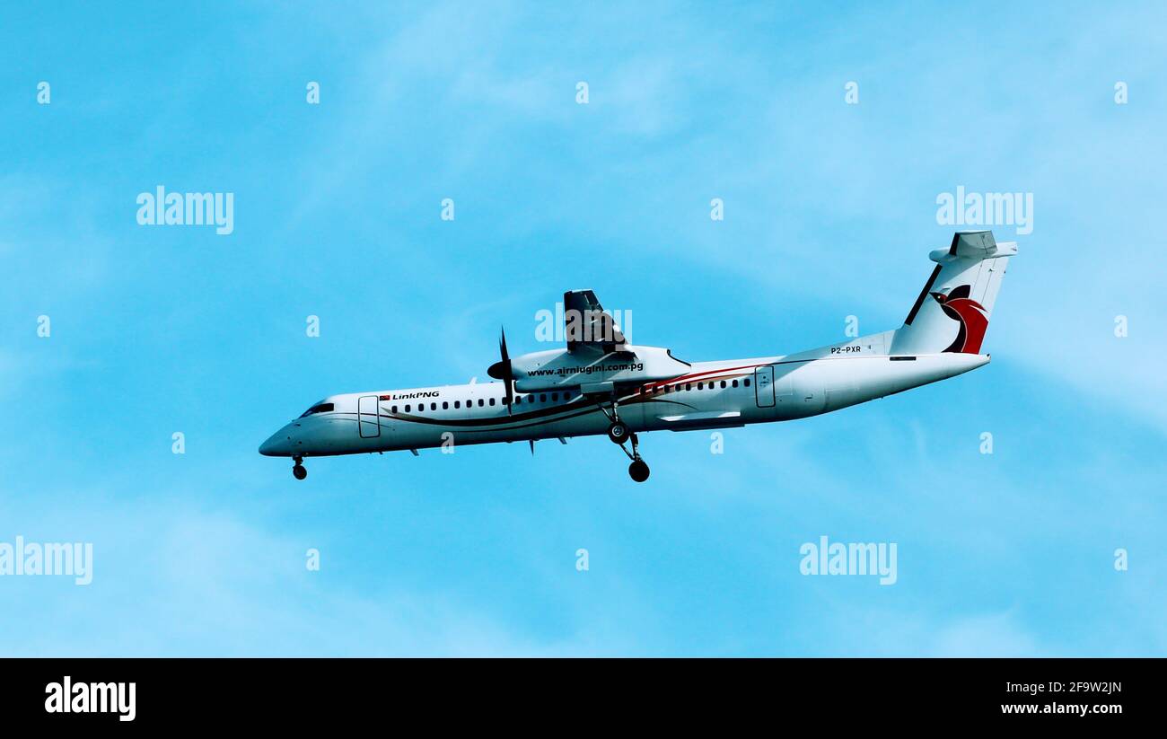 LinkPNG Bombardier Dash 8 (DHC-8) Q400 Flugzeug, das sich auf den Landeanflug am Flughafen Madang vorbereitet Stockfoto