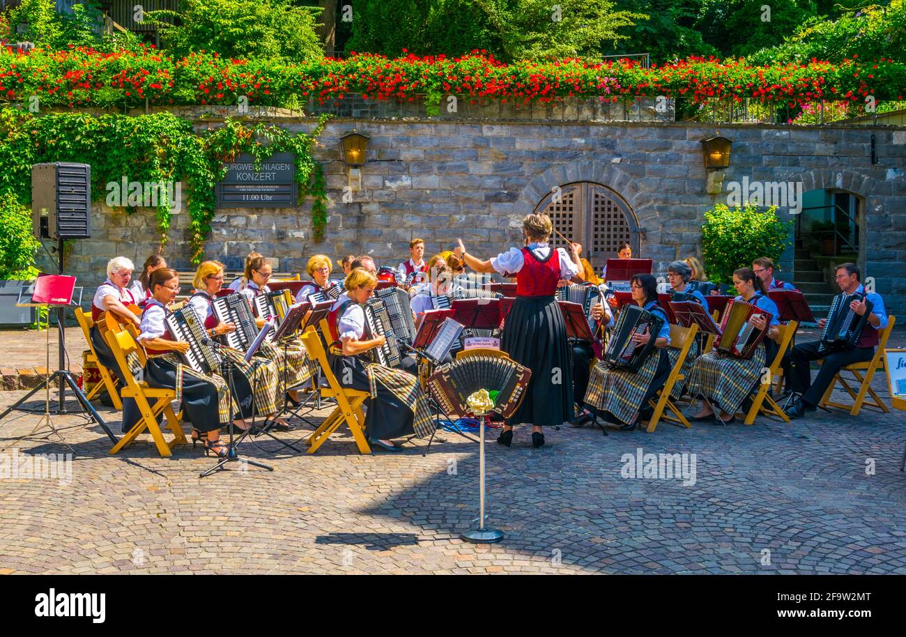 MEERSBURG, 24. JULI 2016: Eine Gruppe deutscher Rentner genießt traditionelle Volksmusik auf einer Straße in der deutschen Stadt Meersburg. Stockfoto