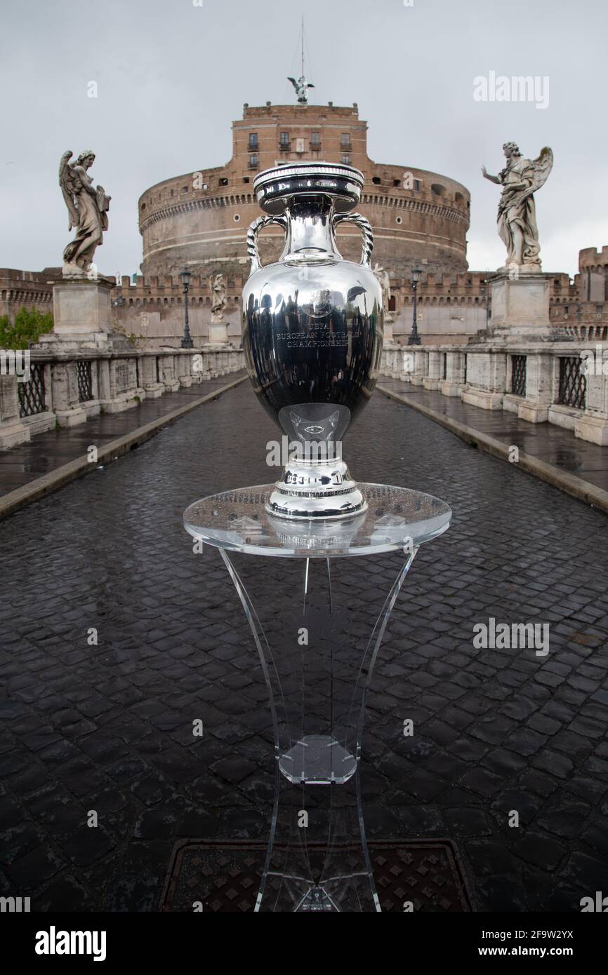 Rom, Italien. April 2021. Ausstellung des UEFA European Football Cup, auf der Sant'Angelo Brücke in Rom (Foto: Matteo Nardone/Pacific Press) Quelle: Pacific Press Media Production Corp./Alamy Live News Stockfoto