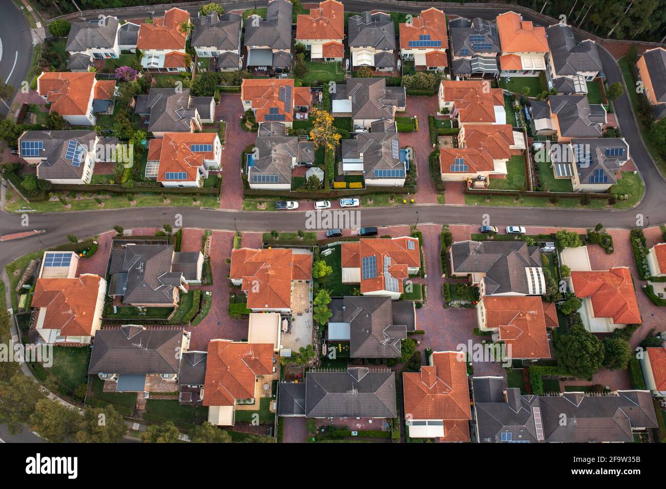 Luftaufnahme einer durchschnittlichen Nachbarschaft von ähnlichen Einfamilienhäusern, die um 2000-2010 gebaut wurden, im äußeren Sydney, Australien. Stockfoto
