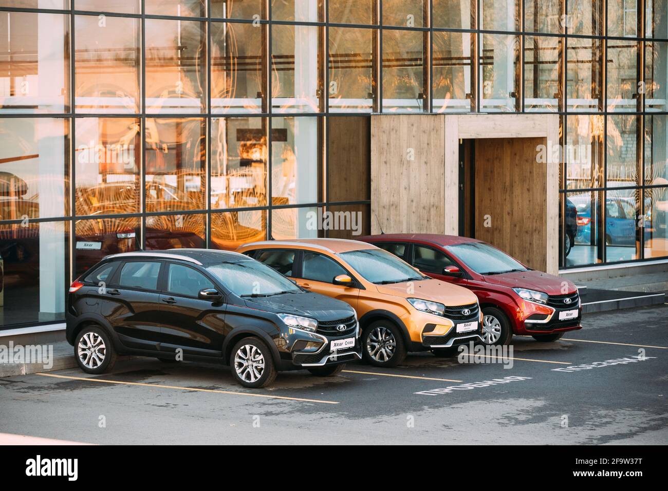 Lada Xray, Xray Cross Cars Parkte In Reihe In Der Nähe Des Händlers Stockfoto