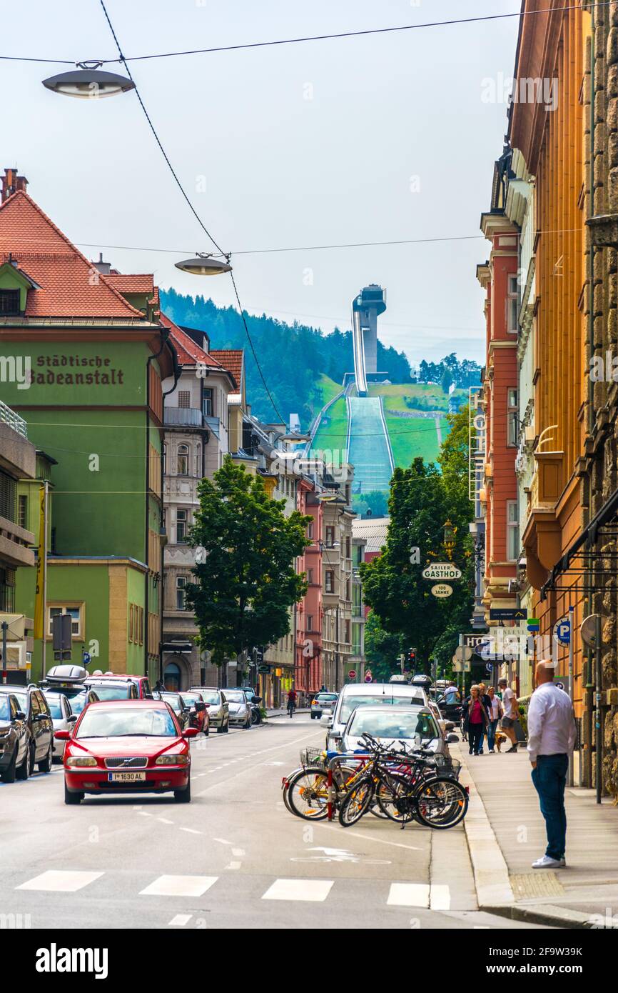 INNSBRUCK, ÖSTERREICH, 26. JULI 2016: Bergisel-Schanzenkstadion mit Blick auf die Stadt Innsbruck in Österreich. Stockfoto