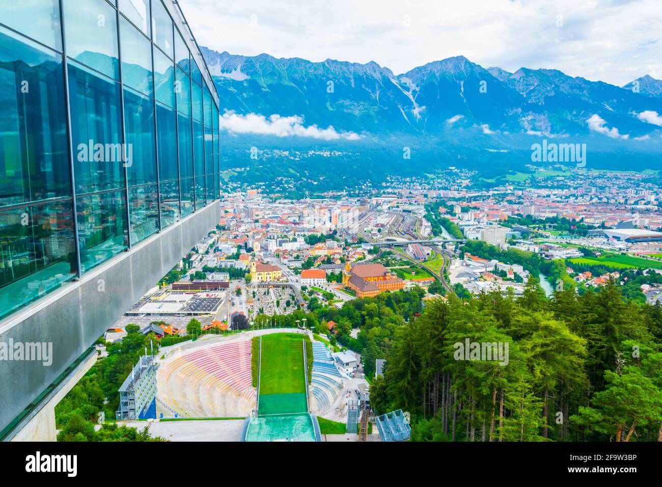INNSBRUCK, ÖSTERREICH, 27. JULI 2016: Blick auf die Strecke des Bergisel-Schanzenkestadions mit Blick auf die Stadt Innsbruck in Österreich. Stockfoto