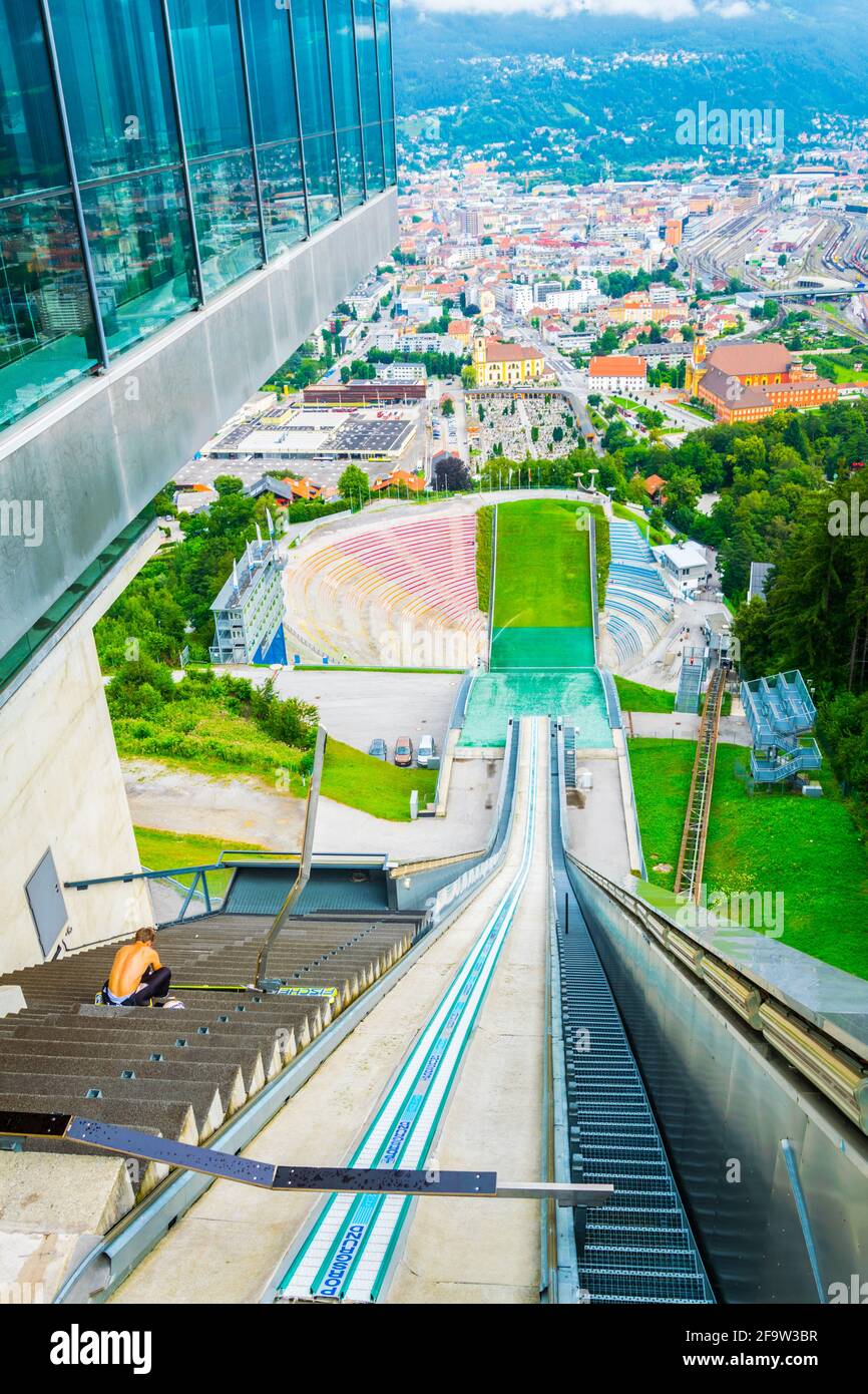 INNSBRUCK, ÖSTERREICH, 27. JULI 2016: Blick auf die Strecke des Bergisel-Schanzenkestadions mit Blick auf die Stadt Innsbruck in Österreich. Stockfoto