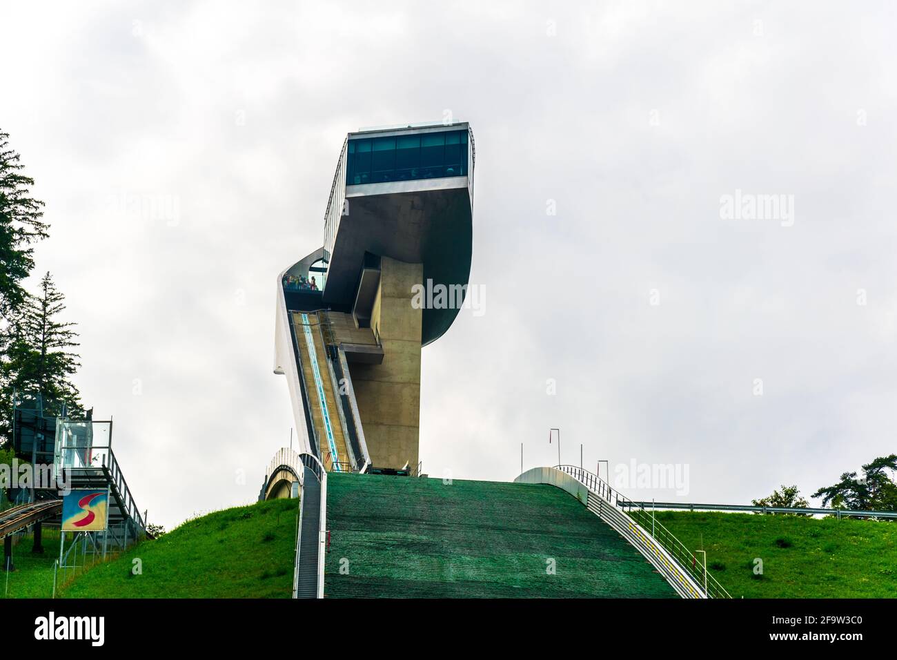 INNSBRUCK, ÖSTERREICH, 27. JULI 2016: Blick auf das berühmte Bergisel-Skisprungstadion, dessen markantester Teil - der Skisprungturm - von der fam entworfen wurde Stockfoto