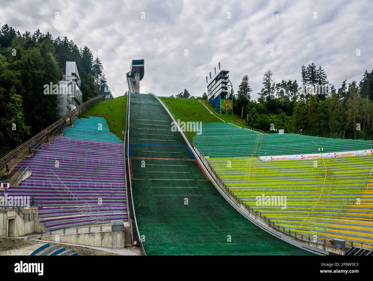 INNSBRUCK, ÖSTERREICH, 27. JULI 2016: Blick auf das berühmte Bergisel-Skisprungstadion, dessen markantester Teil - der Skisprungturm - von der fam entworfen wurde Stockfoto
