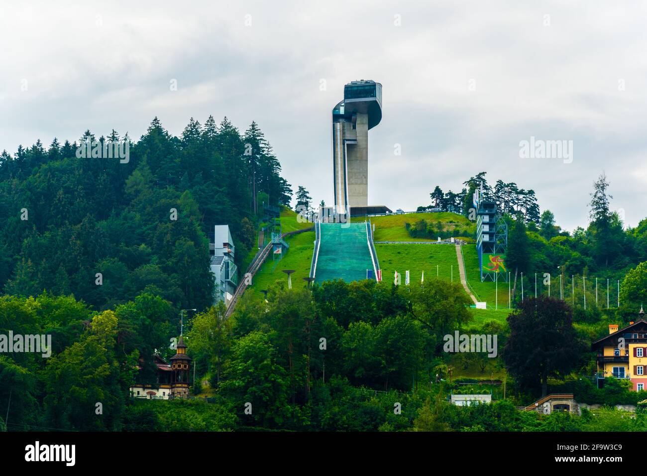 INNSBRUCK, ÖSTERREICH, 27. JULI 2016: Bergisel-Schanzenkstadion mit Blick auf die Stadt Innsbruck in Österreich. Stockfoto