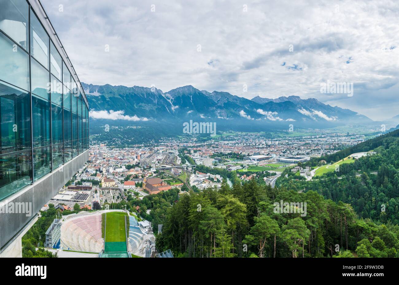 INNSBRUCK, ÖSTERREICH, 27. JULI 2016: Blick auf die Strecke des Bergisel-Schanzenkestadions mit Blick auf die Stadt Innsbruck in Österreich. Stockfoto