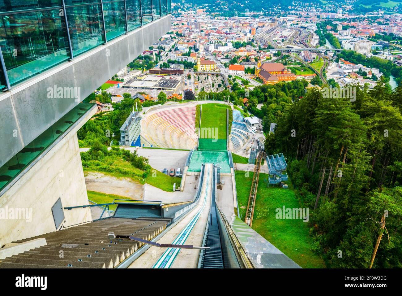 INNSBRUCK, ÖSTERREICH, 27. JULI 2016: Blick auf die Strecke des Bergisel-Schanzenkestadions mit Blick auf die Stadt Innsbruck in Österreich. Stockfoto