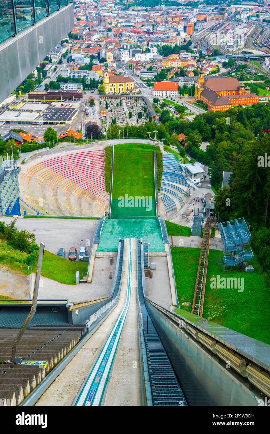 INNSBRUCK, ÖSTERREICH, 27. JULI 2016: Blick auf die Strecke des Bergisel-Schanzenkestadions mit Blick auf die Stadt Innsbruck in Österreich. Stockfoto